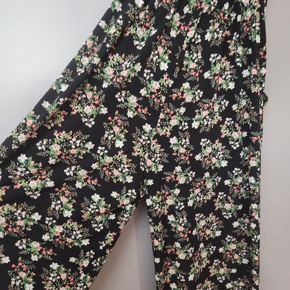 NWOT Kaileigh Jumpsuit; Black Floral size Small cropped leg with pockets - Picture 7 of 12